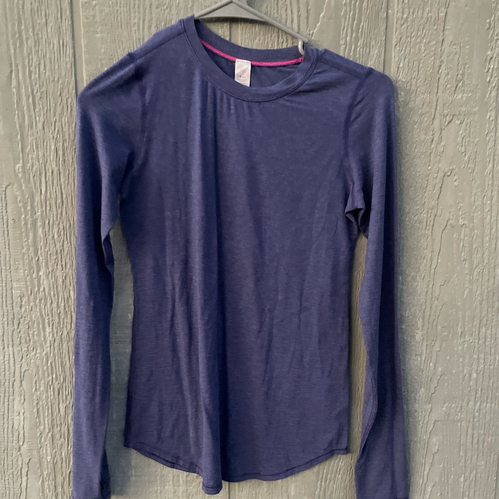 Ivivva Lululemon kids
Long sleeve blue shirt sz 12